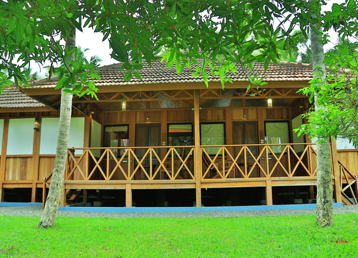 Estuary Sarovar Premiere Poovar Island Екстериор снимка